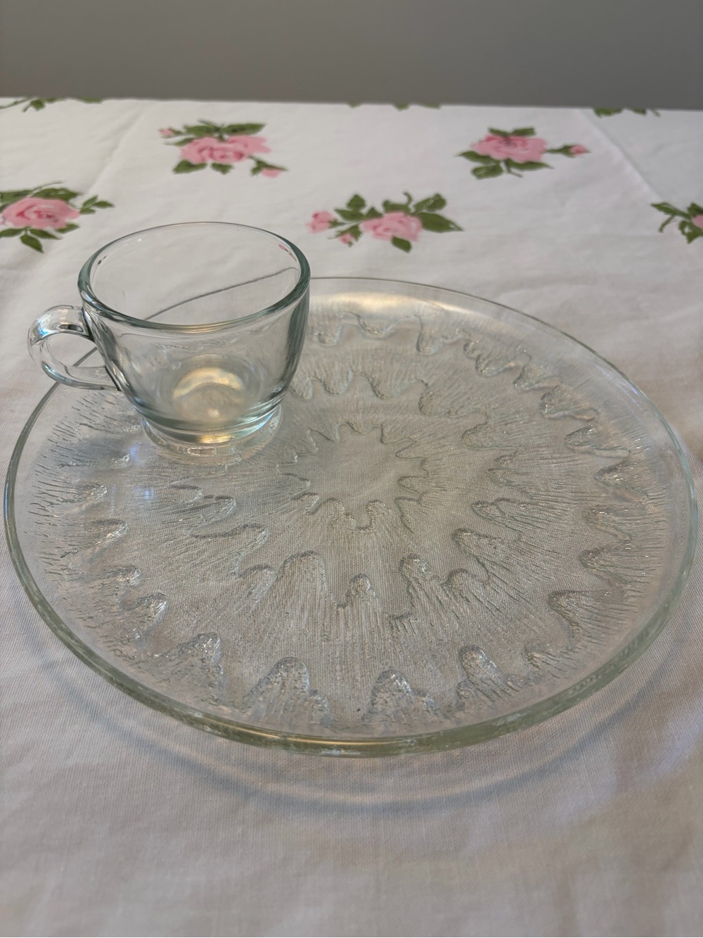 “Sunburst” MCM Vintage Glass Snack Set- 8 plates, 8 mugs